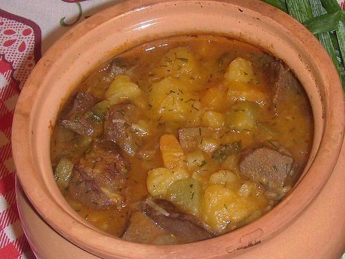 азу в горшочках с солеными огурцами. мясо в горшочках с огурцами солеными. жаркое из говядины с картошкой в горшочках. жаркое в горшочках с говядиной. жюльен в горшочках.