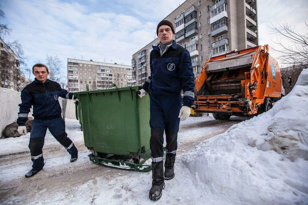 Мусоровоз зарплата. Грузчик на мусоровоз. Вывоз ТБО зима. Мусоровоз для раздельного сбора. ТКО зимой.