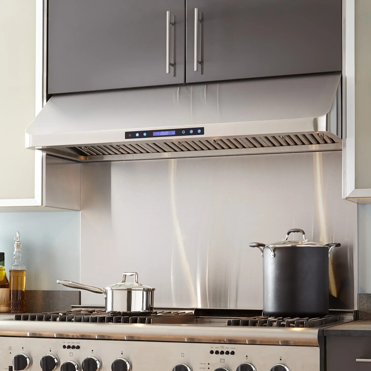 Встраиваемая вытяжка над плитой. Кухонная вытяжка kitchen hood. кухонная вытяжка kitchen hood artel. подвесная вытяжка в интерьере кухни. плита с вытяжкой.