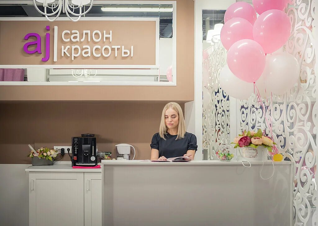 администратор в салон красоты молодая девушка. девушка администратор салона красоты. администратор парикмахерской. администратор студии маникюра. таис салон красоты ярославль чкалова.