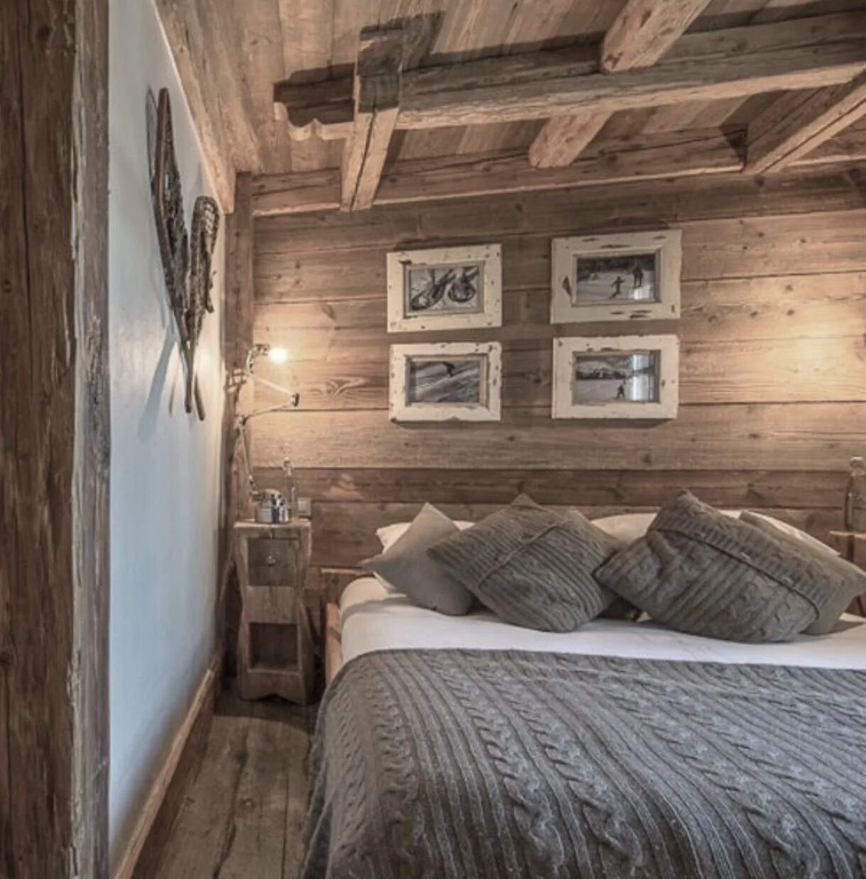 Отделка деревянной комнаты. Спальня в стиле Шале. Деревянный интерьер. Отделка в стиле Шале. Спальня отделанная деревом.
