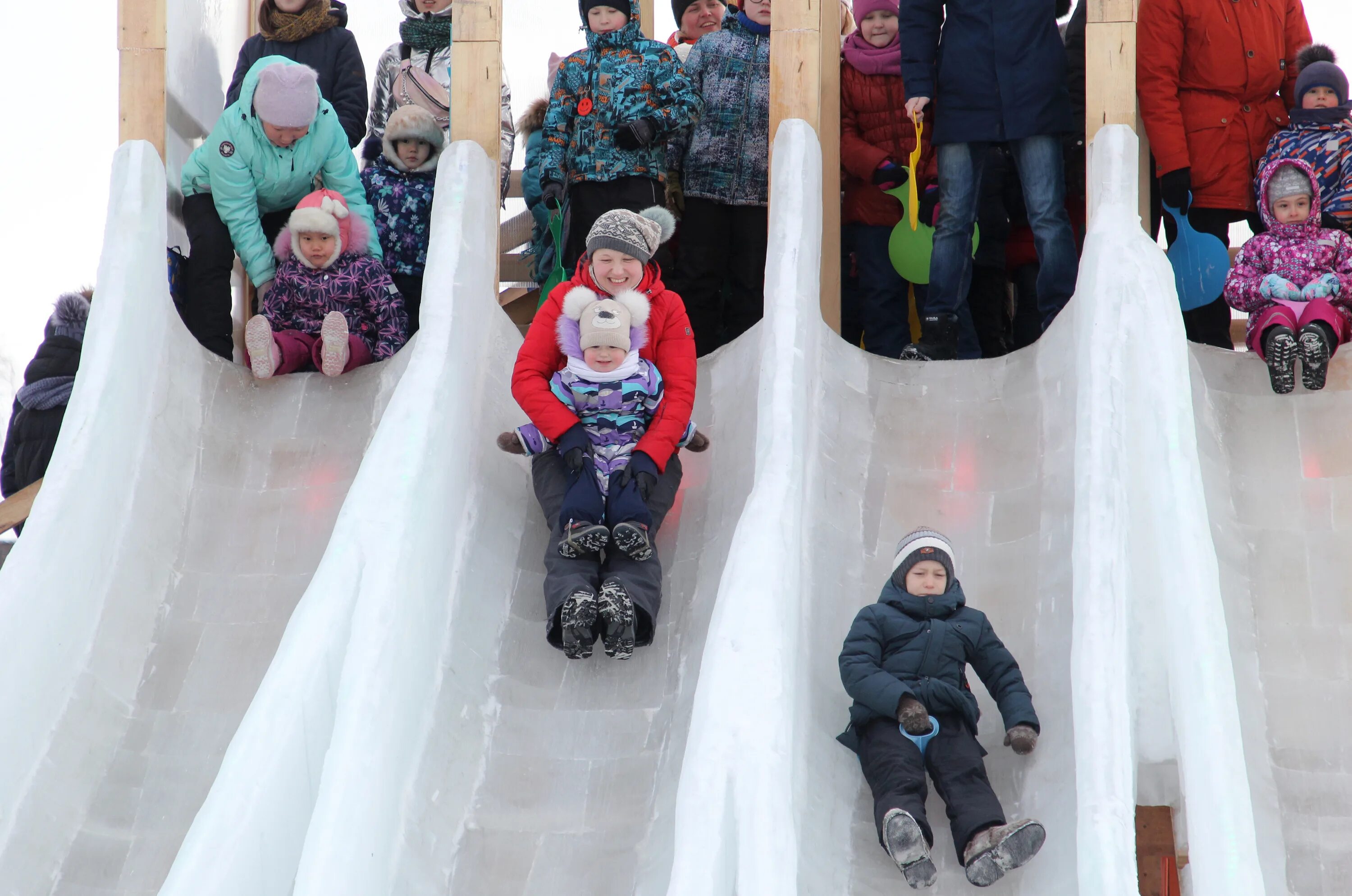 Куда сходить с детьми в новосибирске зимой. Ледяная горка Сормовский парк. Парк Сокольники Ледяная горка. Снежные горки. Горка для детей из снега.