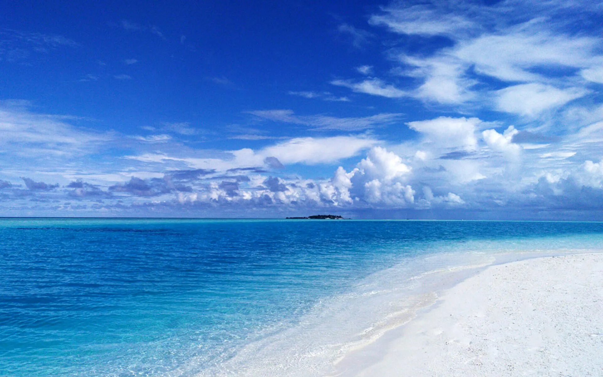 Самое голубое море россии. Остров Тодду Мальдивы. Пляжи острова Тодду. Море синее пляж. Голубое море.