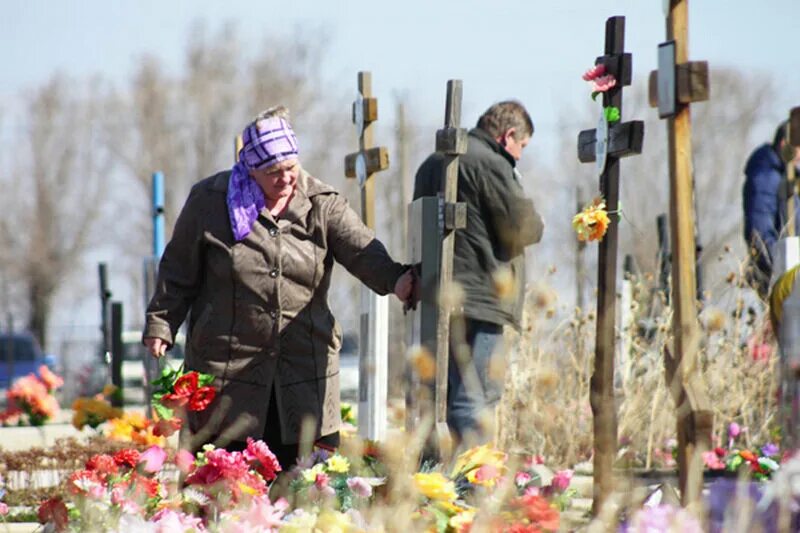 В страстную неделю можно ходить на кладбище. Радоница на кладбище брянская область. радоница в брянской области. на пасху ходят на кладбище. люди идут с кладбища.