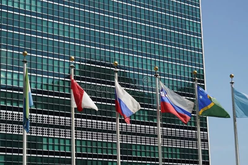 Почему перед зданием оон флаги разных стран. Здание оон в нью-йорке флаги. штаб-квартира оон в нью-йорке с российским флагом. штаб квартира оон в нью-йорке с флагами. флагшток возле здания оон.