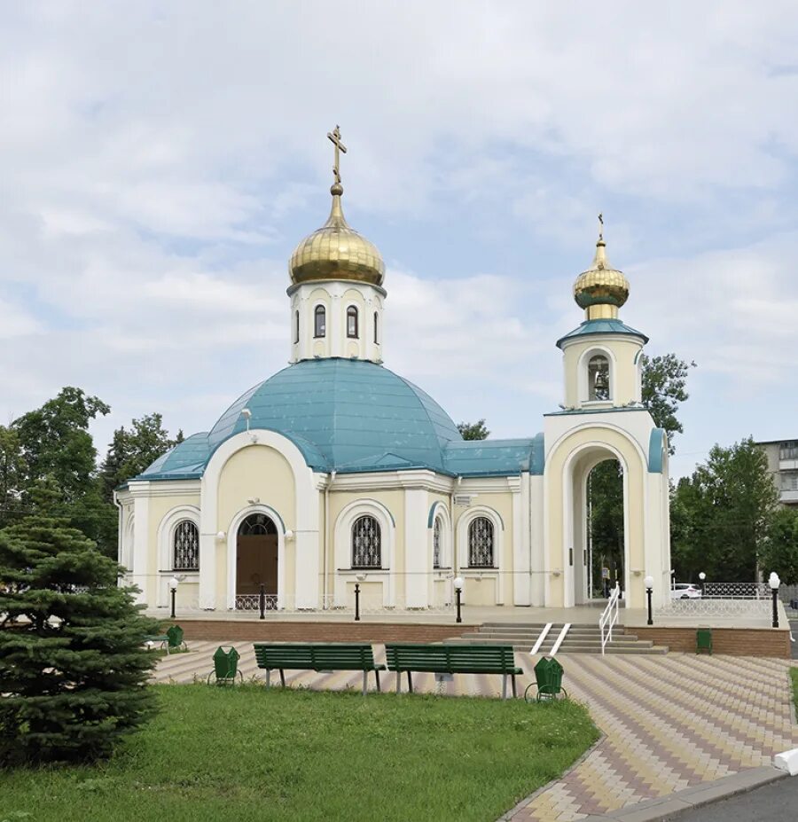 Храм ксении губкин. Бобровы дворы белгородская область. Губкин церкви. Губкин церкви. Спасо-преображенский собор г.