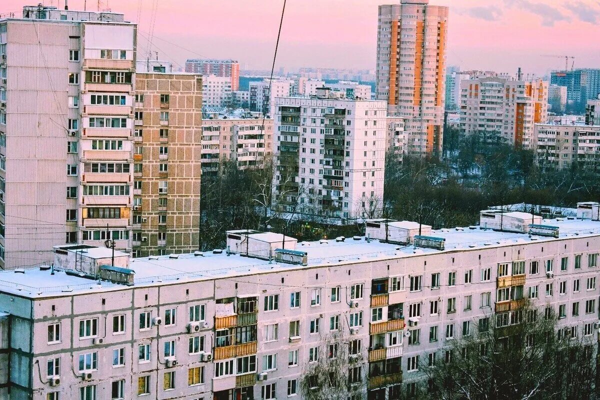 Панельная москва. Спальный район Москвы. Окраина Москвы спальный многоэтажный район. Ясенево девятиэтажки. Типичный спальный район Москвы.