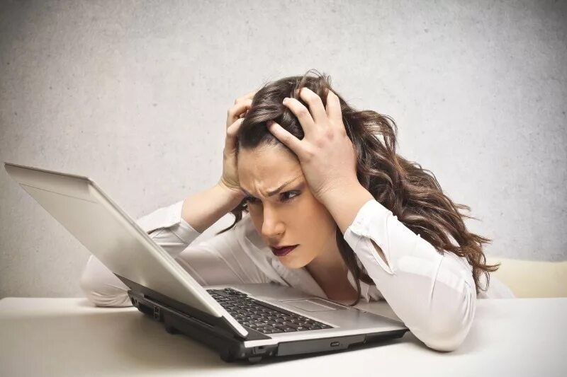 Начал зависать ноутбук. Человек в стрессе. Женщина в стрессе. Стресс и усталость от компьютера. Усталая женщина.