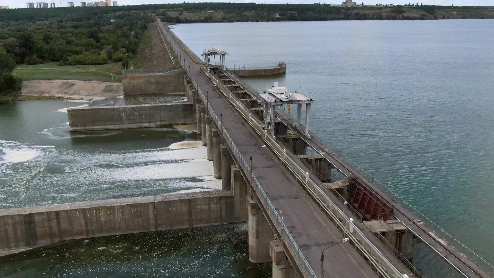 Воронеж водохранилище дамба. Плотина Воронежского водохранилища. Шиловская плотина Воронеж. Дамба Воронеж Шилово.