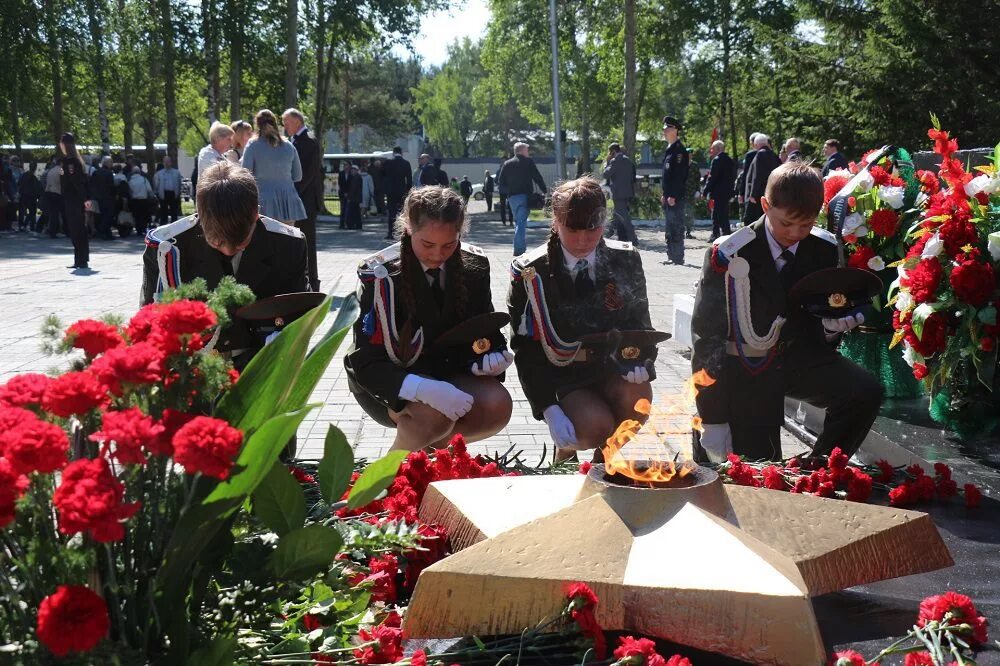 Вечный огонь минута молчания. День победы традиции праздника. 9 мая 2021 вечный огонь. 9 мая. 9 мая 12 часов.