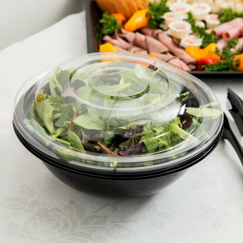 Салат пачкой. Салат в упаковке. Одноразовая посуда для салатов. Салат в контейнере. Салат в пластиковом контейнере.