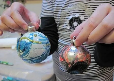 Покрасить елочную игрушку