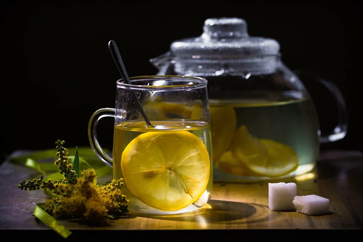 Выпить чаю лимоном. Чай с лимоном. Зеленый чай с лимоном. Чай с лимоном и мятой. Лимонный чай.