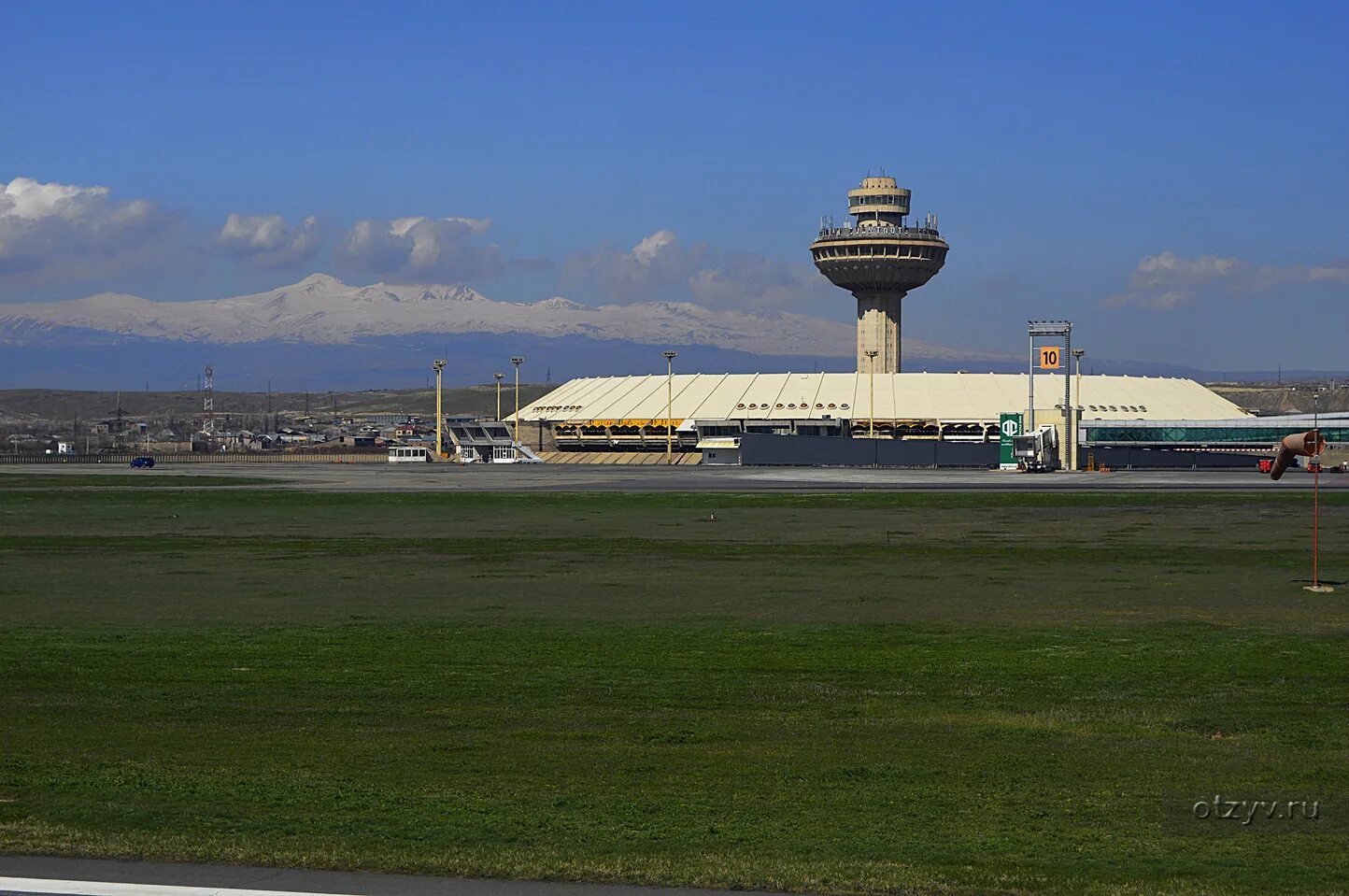 Международный аэропорт Звартноц. Аэропорт Армении Ереван. Башня аэропорта Звартноц. Армении ареапорт ереаан.