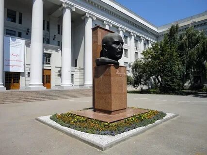 Кому стоит памятник