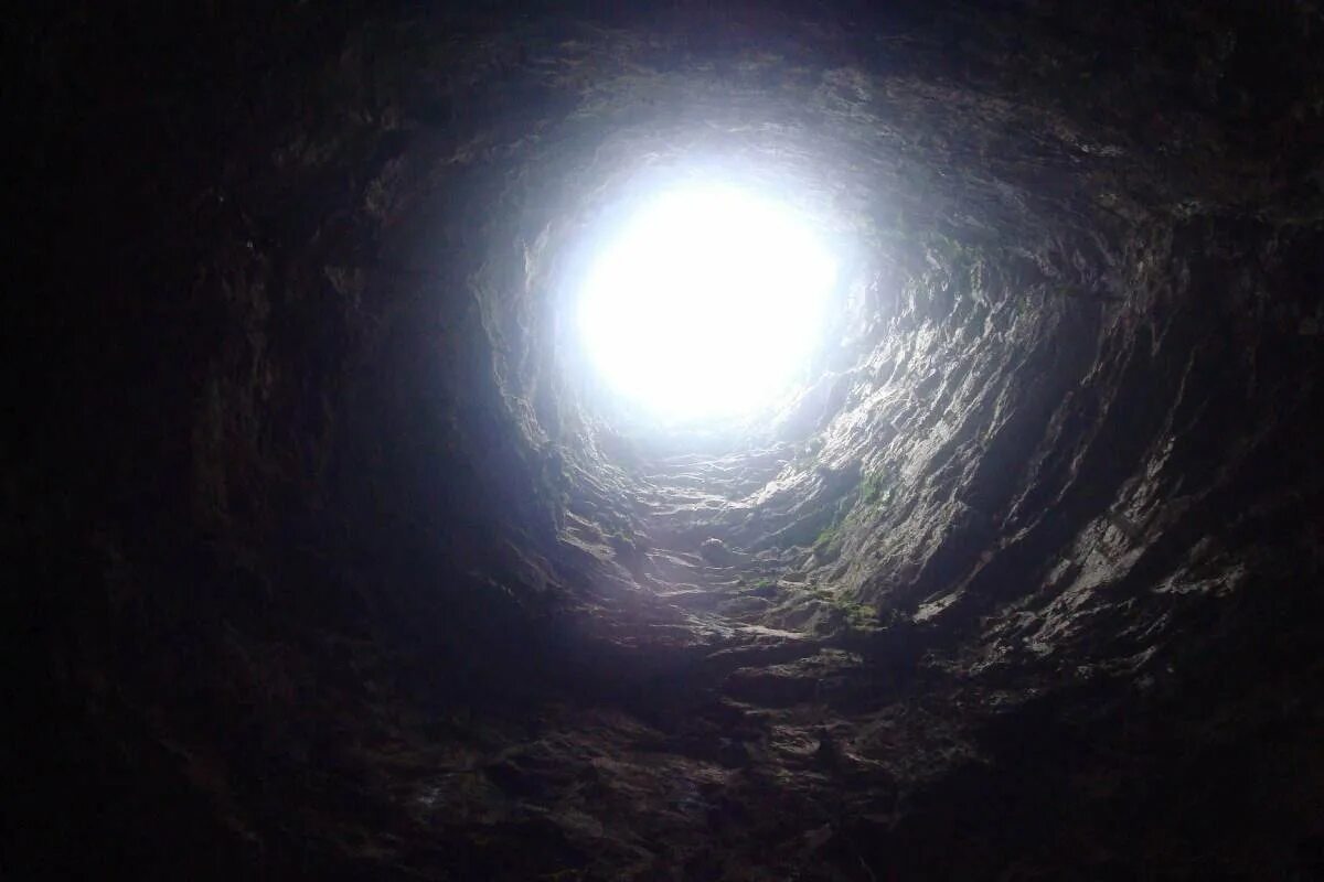 Пещера Санктум ласточек. Пещера ласточек в Мексике. Пещера ласточек Мексика изнутри. Круглая пещера. Яма светило