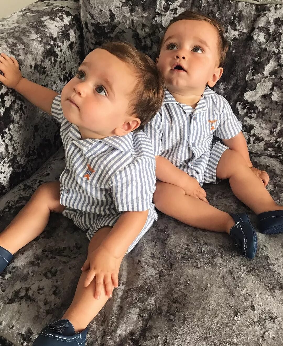 Двойняшек мальчишек. Двойняшек мальчишек. Близнецы. Близнецы малыши. Двойняшек мальчишек.