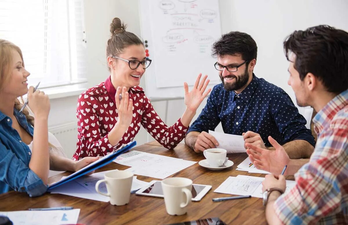 Working like talking. Общение. Креатив общение с людьми. Коллектив дизайнеров. Стартап девушка.