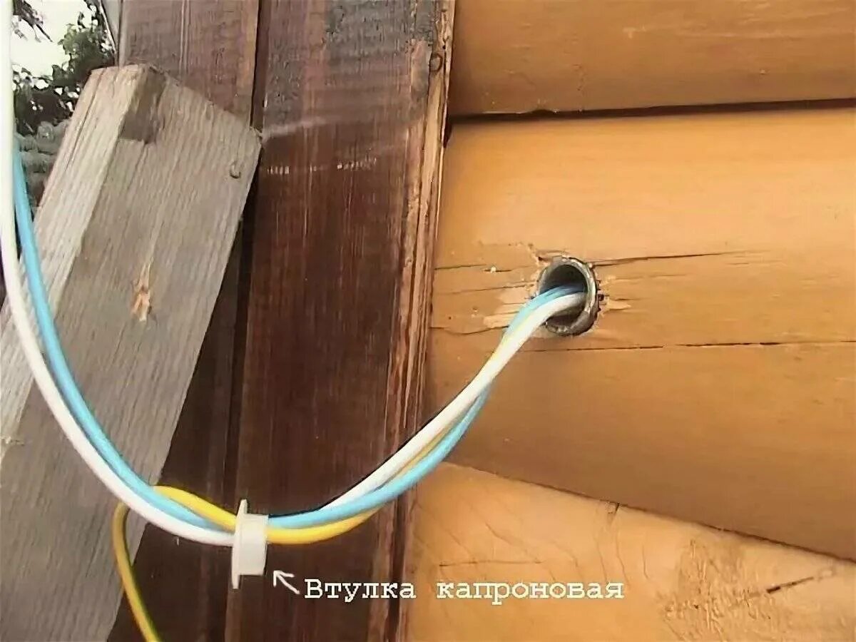 Надо ли прокладывать. Ввод в деревянный дом 3фаз. Труба для прохода кабеля через деревянную стену. Диаметр метал гильза для ввода кабеля в дом. Ввод электрокабеля СИП В деревянный дом.