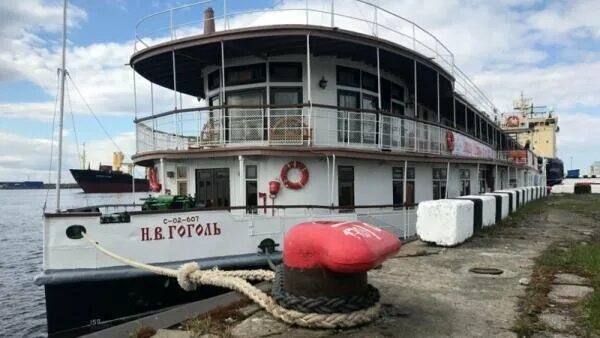 Пароход н в гоголь. Пароход-Колесник н.в Гоголь. Колесный пароход Гоголь Архангельск. Колёсный пароход н в Гоголь. Теплоход Гоголь Архангельск.