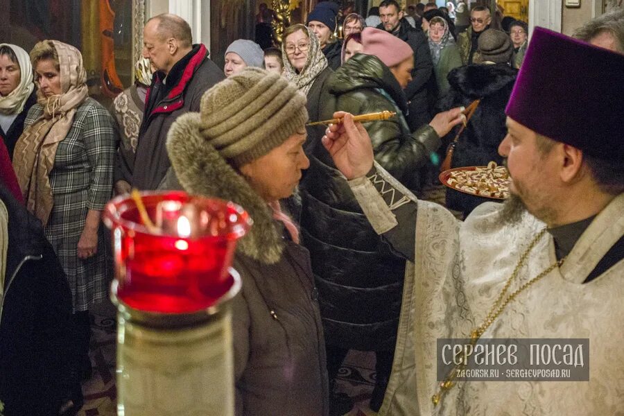 Как работают церкви в новогодние праздники. Новый год в храме. Январь новогодние праздники 2021. Православное рождество. Храм христа спасителя в москве елка.