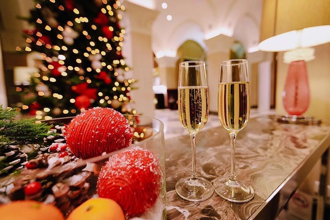 Новогодний отель. Цветы в номере отеля. Номер в гостинице на новый год. Новый год в гостинице. Гостиница интурист зима.