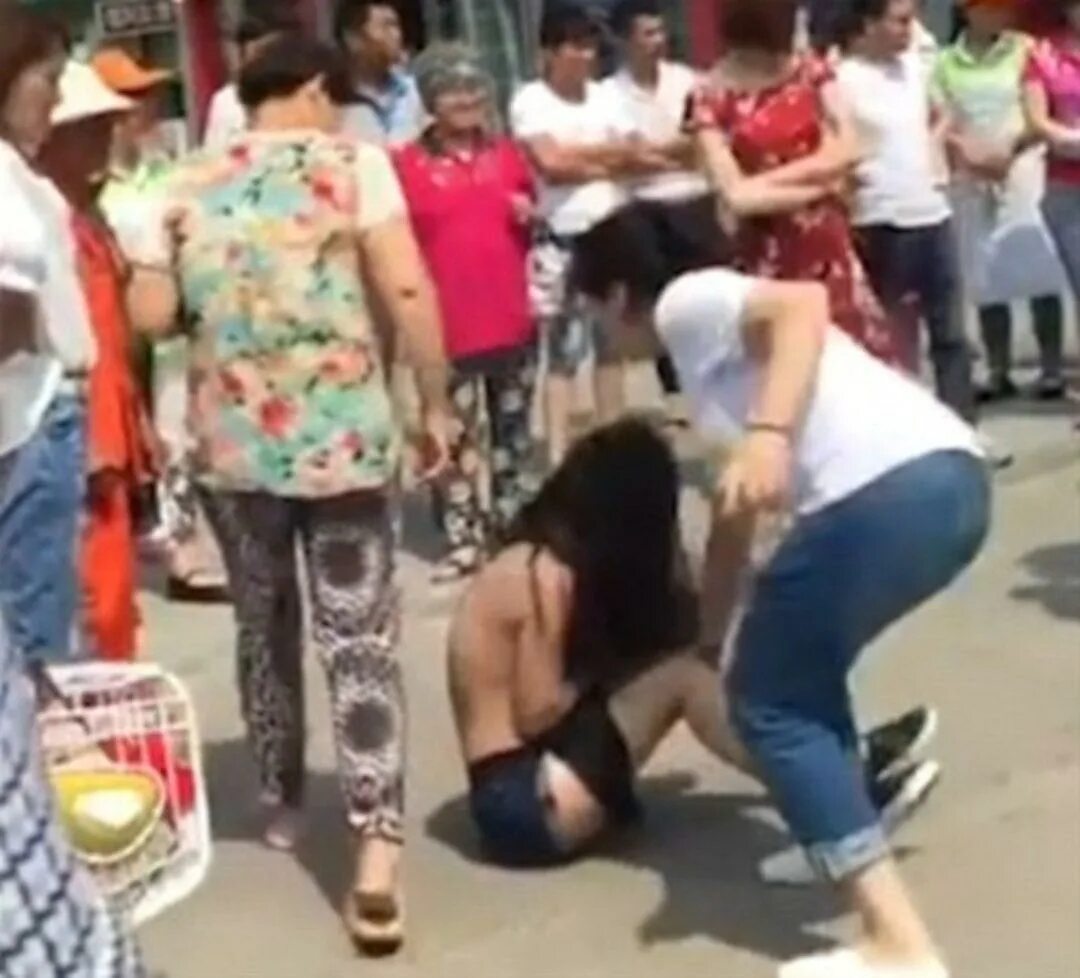 Унижение девушек видео. Позорный столб для девушек.