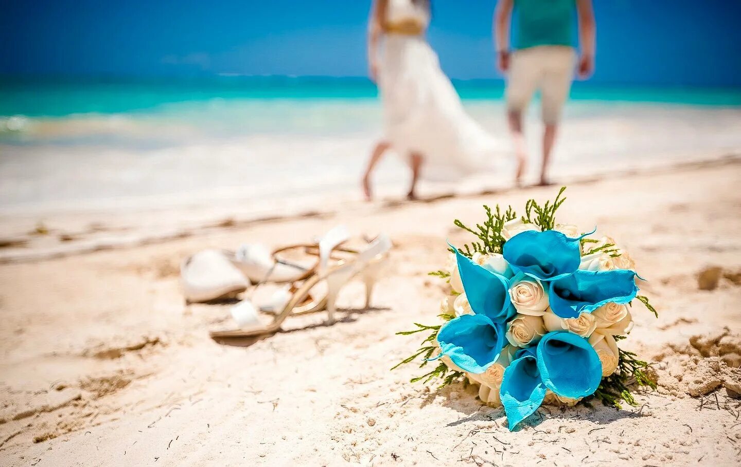 Букет на фоне моря. Свадьба на море. Свадебная фотосессия на берегу моря. Свадьба на пляже. День на берегу океана