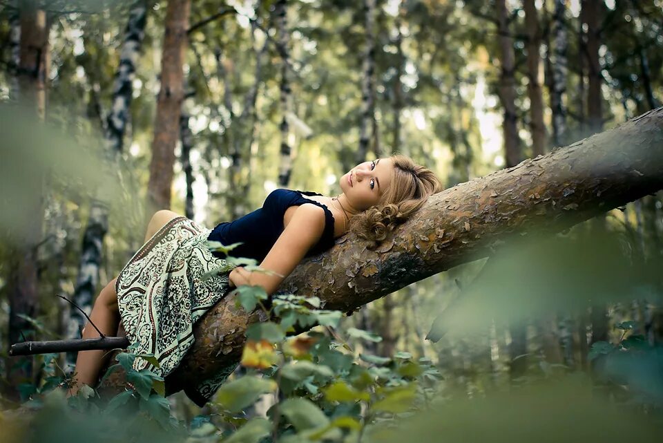 Имеет ее в лесу. Летняя фотосессия в лесу. женщина в лесу. фотосессия в лесу женщины. фотосессия в лесу летом.