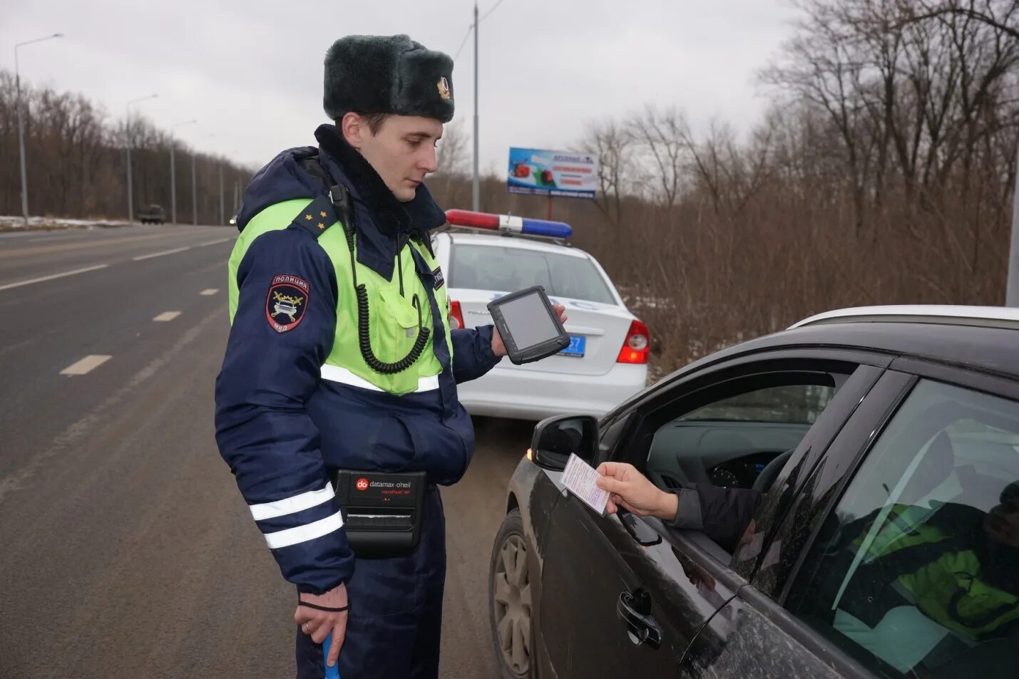 Сотрудник дпс гибдд. Гибдд на дороге. Помощь инспектору. Помощь инспектору. Сотрудник гибдд.