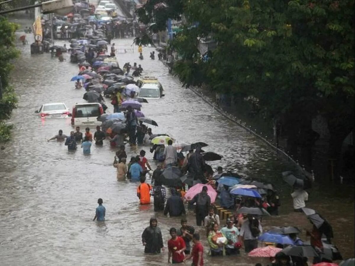 Город долгих дождей. Наводнение в Мумбаи в 2005 году. Муссон в Мумбаи. Муссонные дожди в Индии. Даулатдия Бангладеш.