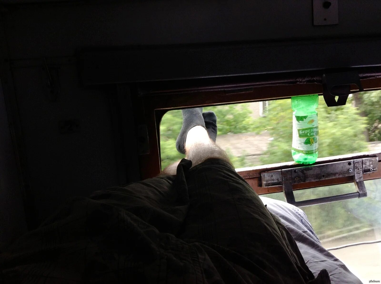 ужасный плацкарт. плацкарт приколы. поезд прикол фото. смешные люди в поезде. люди спят в поезде.