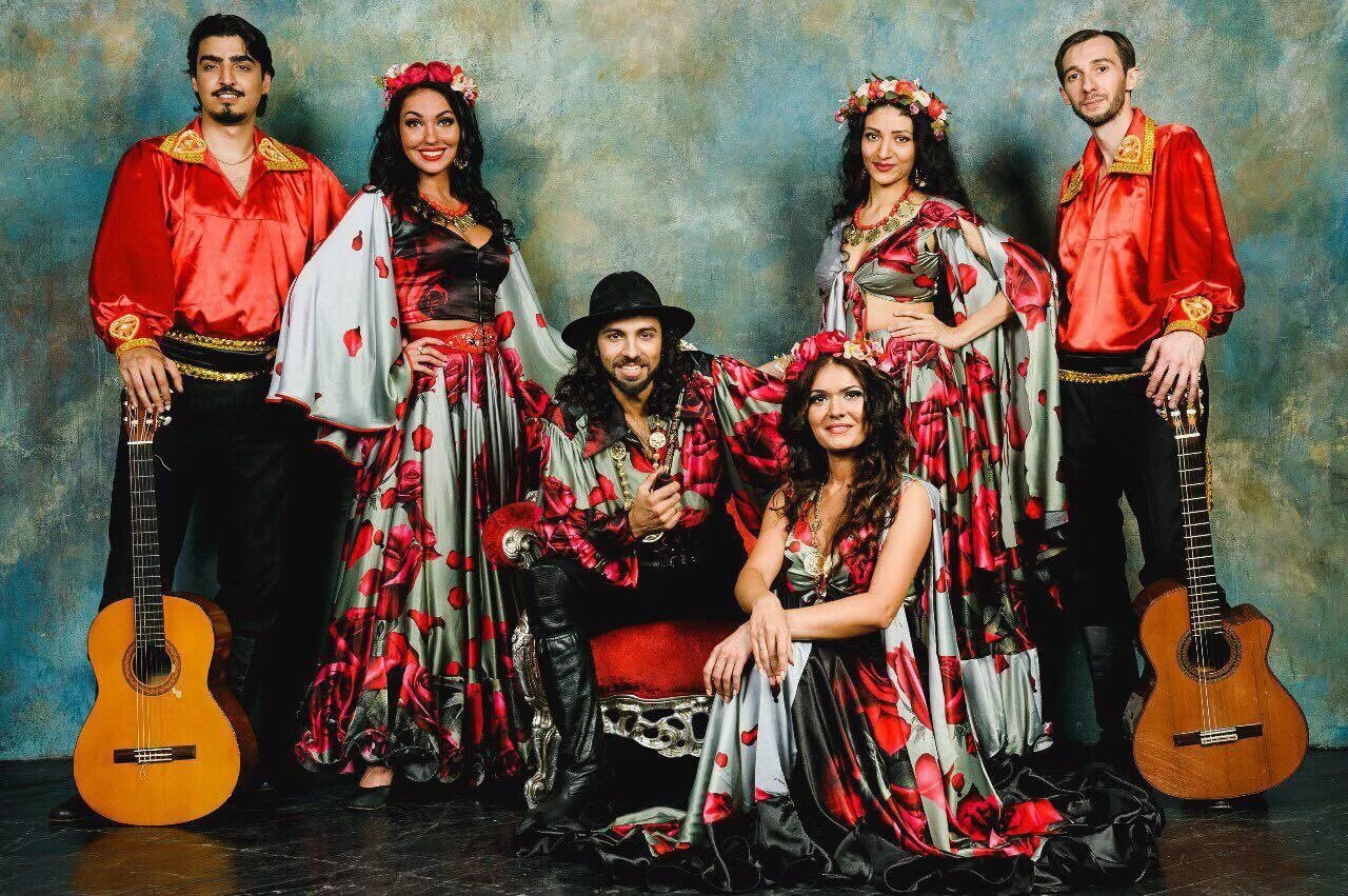 Цыганка даша. Цыганский костюм описание кратко. Цыганский ансамбль тюмень. Цыганский ансамбль росинка. Как называется цыганский.