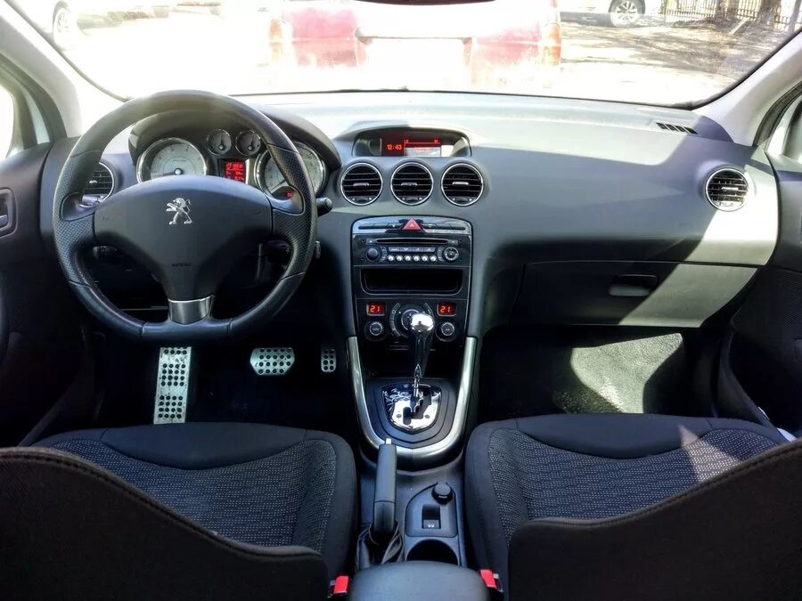 Пежо салон внутри. Пежо 308 2011 1.6 автомат. пежо 308 салон автомат. пежо 308 2008 салон. пежо 308 1.6.