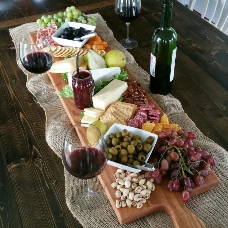 Вариант небольшого праздничного стола с белым вином A Cocktail Party with Freixenet Dukes & Duchesses Cocktail party food, Cocktai