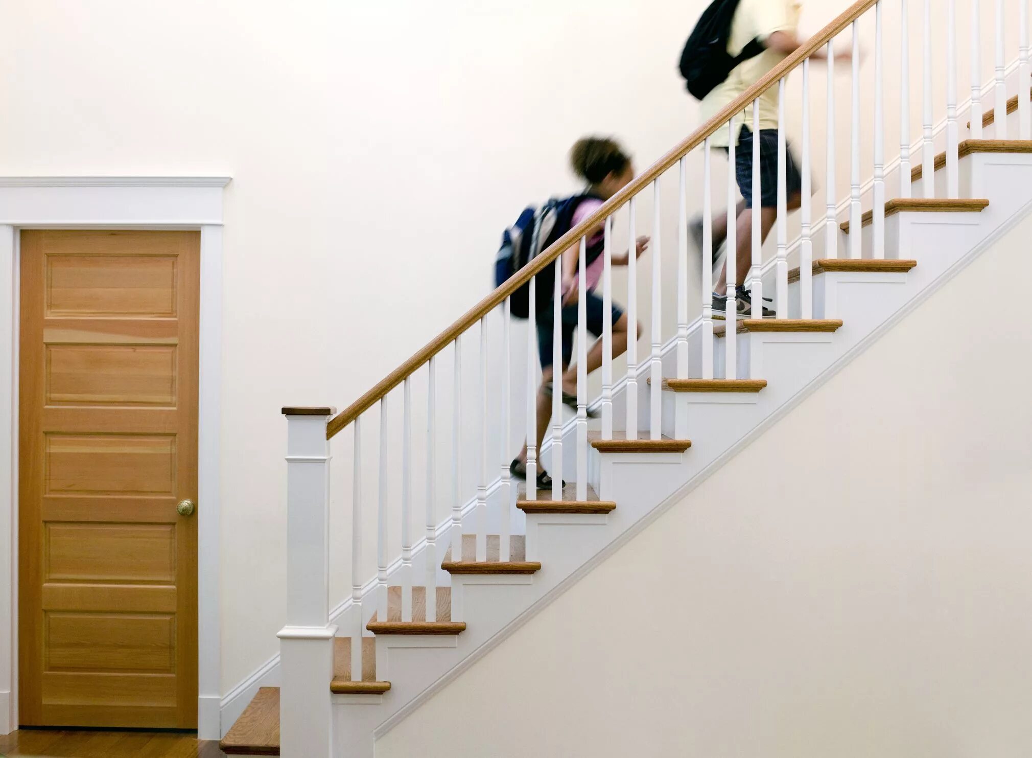 Сходи сейчас. Поручень для лестниц. Перила для лестницы. Поднимается по лестнице. Лестница в школе.
