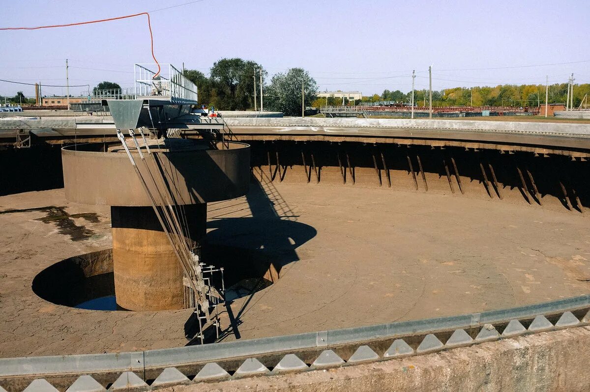 Воняет сероводородом. Первичные отстойники очистных сооружений. Водоочистные на Мостах. Шлюз водоочистной. Очистные Омск.