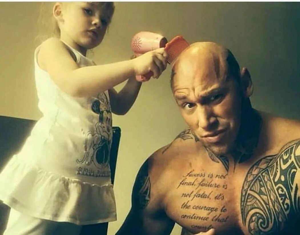 Фотосессия с папой. Батя двух дочек. Как выглядит как выглядит папа. Мартин форд и дочь. Батя двух дочек.