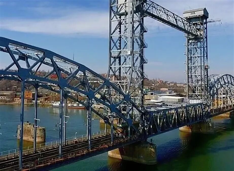 Мост в ростове на дону через дон железнодорожный. Ростовский разводной железнодорожный мост. Железнодорожный мост в ростове. Железнодорожный мост в ростове. Жд мост на сиверса.