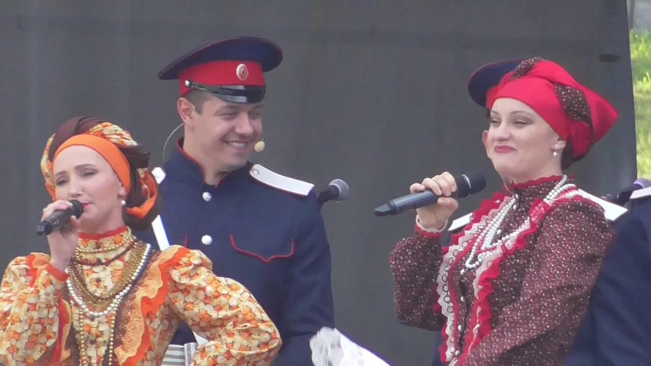 Раз два три калина чернявая дивчина. Текст песни маруся раз два три. Песня раз два три калина чернявая. Маруся раз два три калина танец. Песня маруся раз два три калина текст.