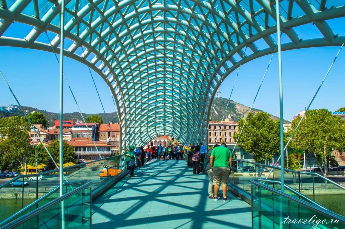 Мост в грузии. Мост дружбы Тбилиси. Стеклянный мост в Грузии в Тбилиси.