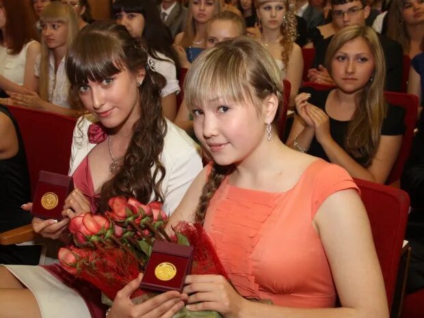 Вручение медалей выпускникам. Церемония вручения медалей выпускникам.