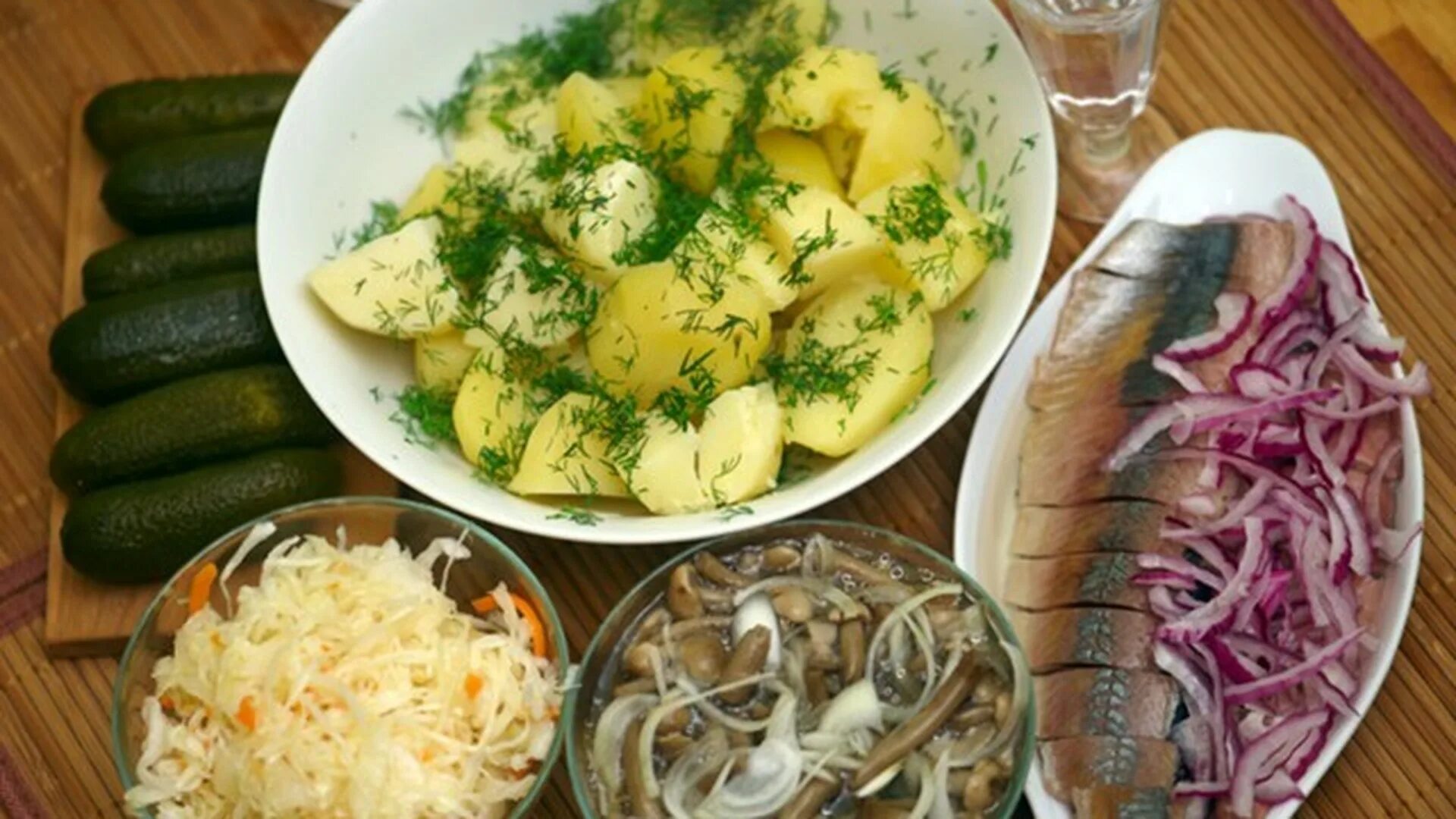 Селедка. Натюрморт с овощами. Закуски в русском стиле. Сало огурцы капуста. Селедка с картошкой.