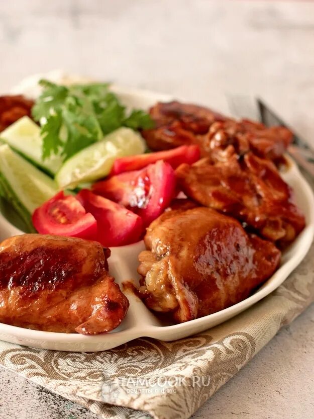 Курица в кунжуте. Куриные бедрышки терияки. Куриное бедро терияки. Куриные бедра в соусе терияки. Бедрышки терияки на сковороде.