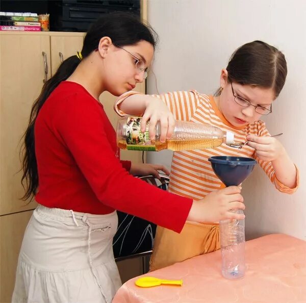 Переливание воды через воронку. Воронка продаж иллюстрация. Пьет пиво через воронку. Опыты с воронкой. Пьет пиво через воронку.