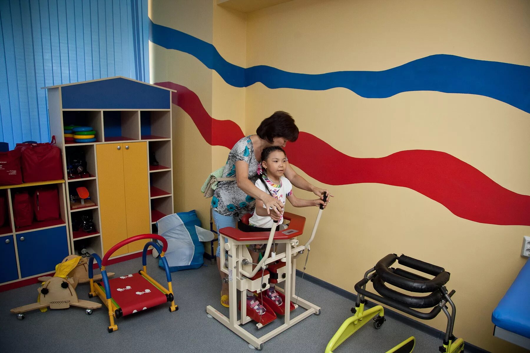 Оборудование для детей инвалидов. Садик для детей с ограниченными возможностями. Комната для детей с ограниченными возможностями. Реабилитационное оборудование. Реабилитационный центр мама