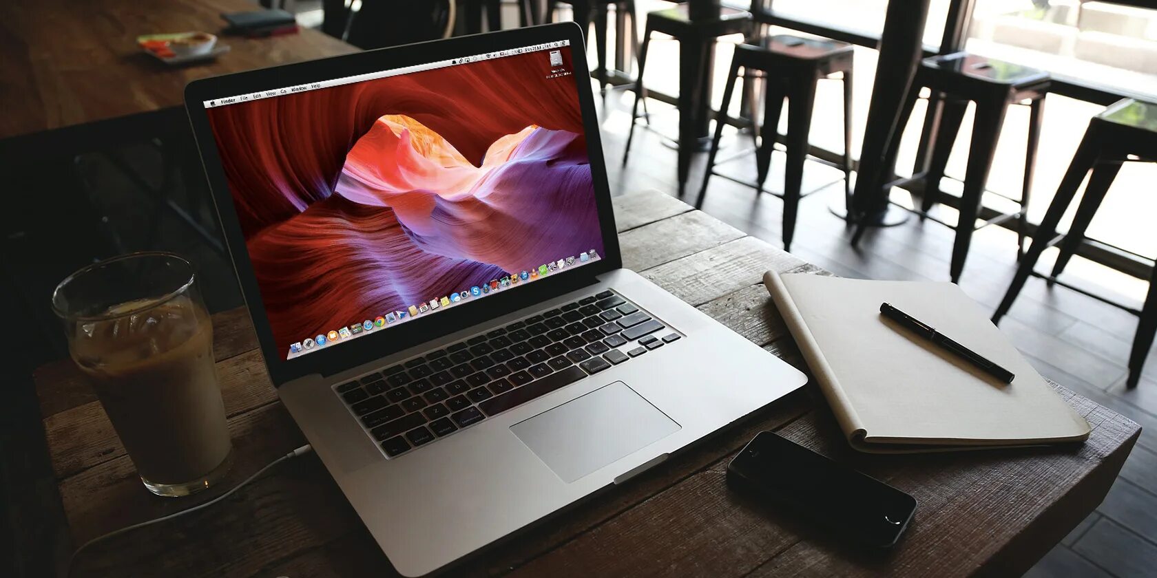 Ошибки macbook. Стол с макбуком. macbook в кафе. макбук на столе эстетика. в кафе с макбуком.