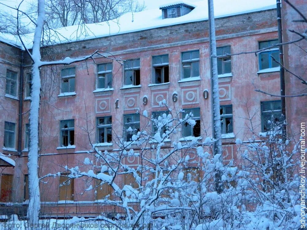 Больничный городок 4. Заброшка красная больница Коряжма. Набережная 42 Коряжма. ДК Коряжма. Коряжма набережная Островского.