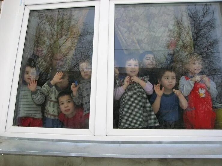 Посмотри в мамины. Дети в детских домах. Ребенок в детдоме у окна. Детство в детском доме. Дети из детдома.