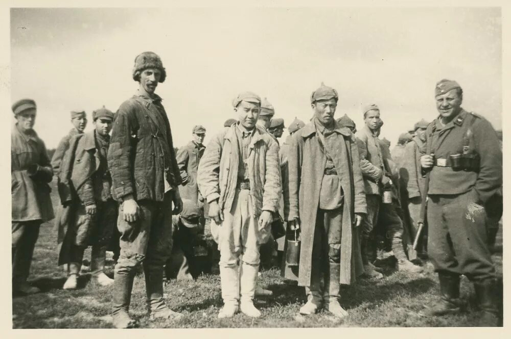 Пленные красноармейцы 1918. Военнопленные красноармейцы. Пленные красноармейцы женщины 1941. Венгерские военнопленные